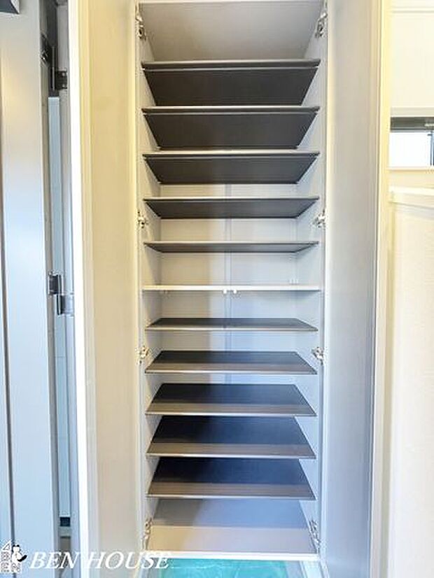 シューズボックス・玄関には天高一杯のシューズボックスが備え付けで、玄関周りはすっきりです。