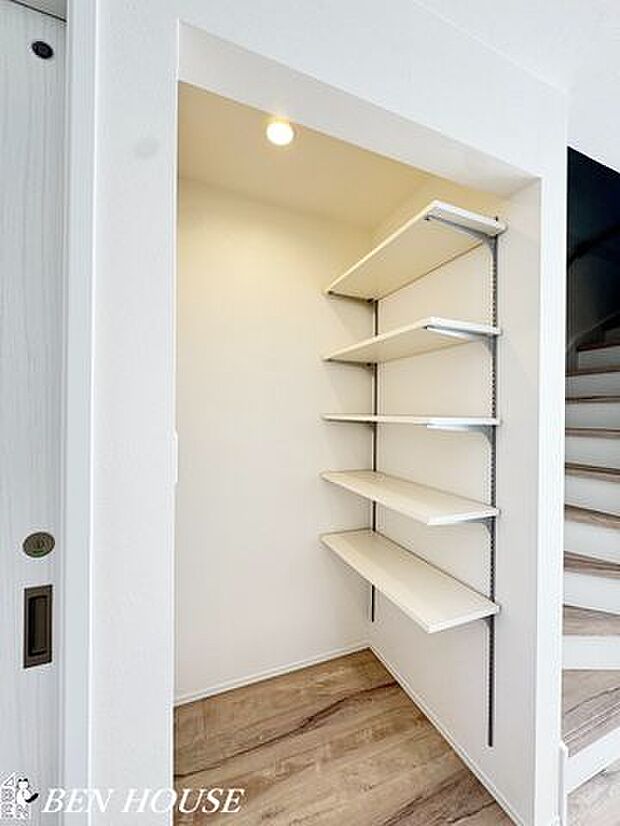 リビング・キッチンそばに設けられた収納はパントリーとしてやご家族で利用するものなどの収納に大変便利です