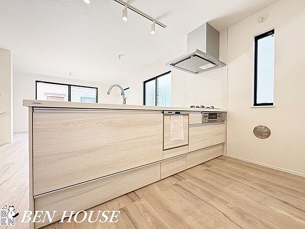 キッチン・対面キッチンでリビングの様子を伺いながらお料理できます