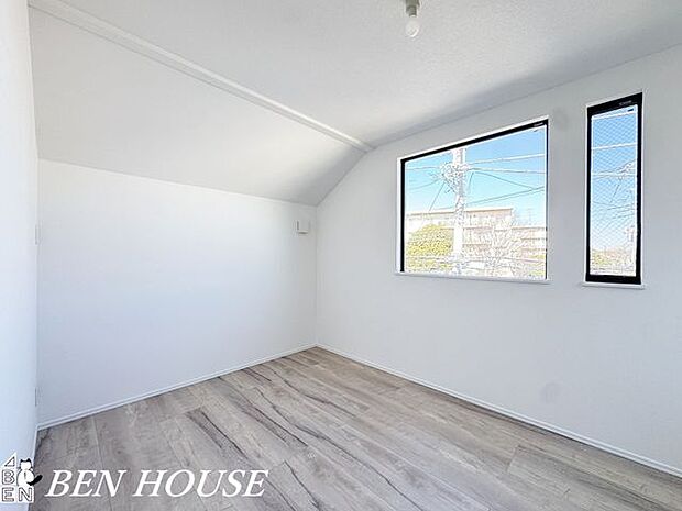 子供部屋・好みのインテリアで生活を彩れる、清潔感のある白を基調としたお部屋になっています。