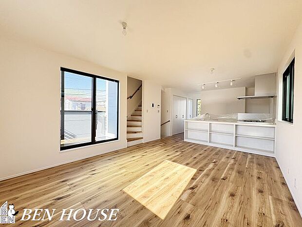 リビング・対面キッチンで一体感のあるLDK。たくさんの窓から入り込む太陽光で明るく開放感のある大空間となっています。