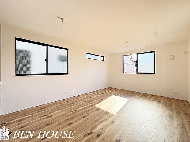 リビング・採光面の多い、リビングダイニングは、各方角から明るい陽ざしが差し込み、居心地の良い空間となっています。