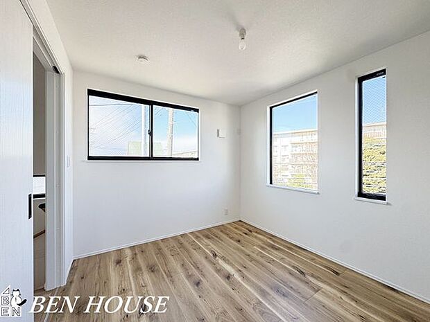 寝室・大きな窓のある寝室は太陽の光で起床出来るのですっきり朝を迎えられそうです