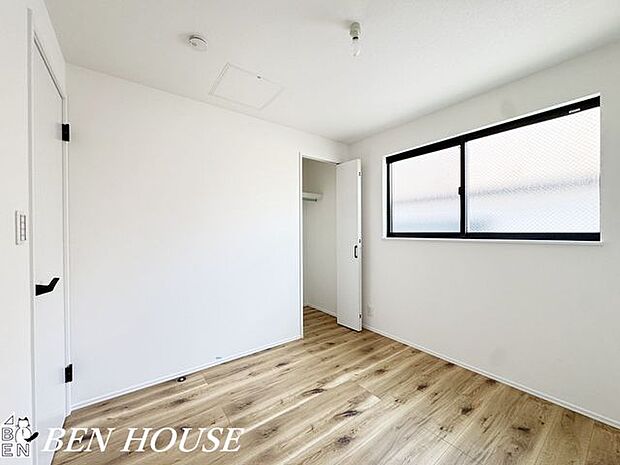 子供部屋・暖かい光がたっぷり差し込む室内は明るく、お子様の学習も捗りそうですね。
