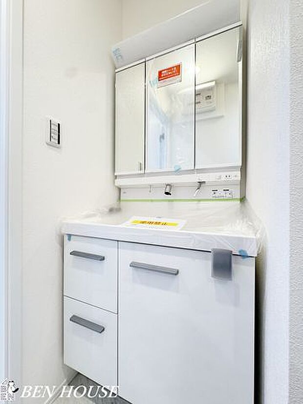 洗面・白を基調とした清潔感のある洗面台・鏡は三面鏡になっており、鏡裏にも収納が出来ます・何かと小物が増えてしまう洗面台周辺をスッキリと利用できますね・現地へのご案内はいつでも可能です