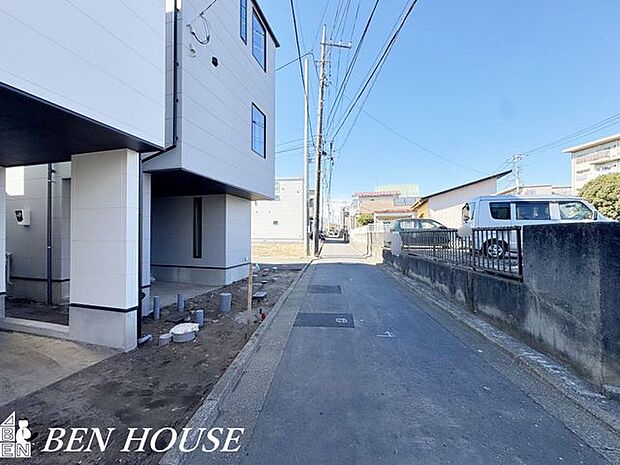 前面道路含む外観・ゆとりある前面道路に面した開放感溢れるお住まいです！