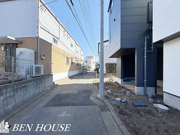 前面道路含む外観・見通しの良い前面道路。車通りも少なく、お子様の通学や愛犬とのお散歩も安心ですね。