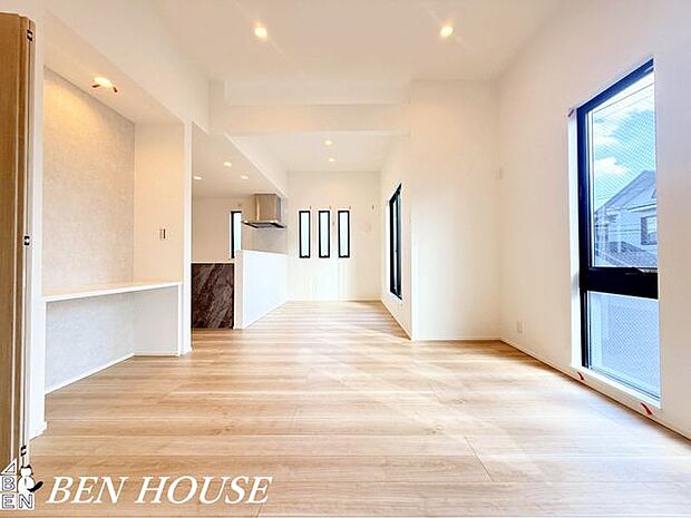 リビング・柔らかな陽射しが差し込む、居心地のよいリビング。おうち時間を豊かにしてくれる温もりのある空間です。