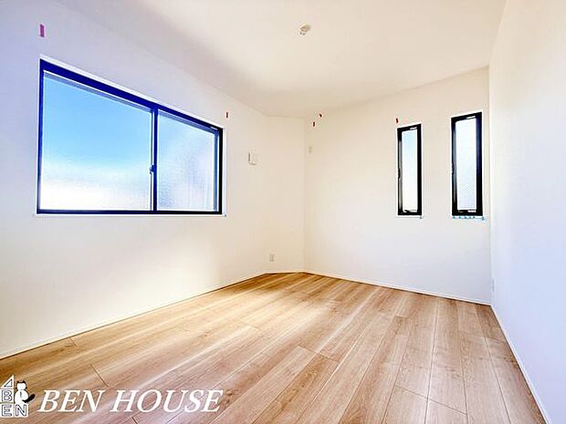 寝室・ゆとりある広さと落ち着いた色調の寝室は、十分な収納と窓からの柔らかな光で朝の支度も快適に、穏やかな眠りを誘う空間です。