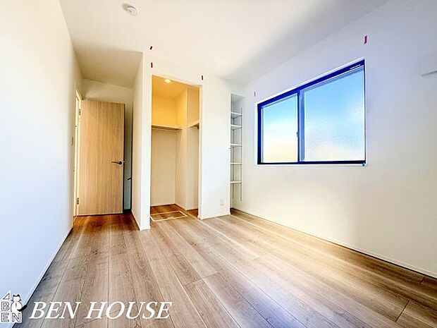 子供部屋・お子様が安心して遊び、学び、創造力を育める明るく開放的な空間。成長に合わせて自由に使える快適な子供部屋です。