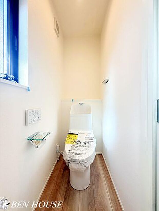 トイレ・ゆとりあるスペース設計で動作がラクなトイレ。落ち着いたクロスと安定感のある手すり位置で、世代を問わず使いやすい配慮が光ります。