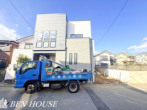 外観・教育施設が徒歩圏にそろい、送り迎えも安心の環境です。落ち着いた街並みに馴染む外観が、家族の新しい日々を包みます。