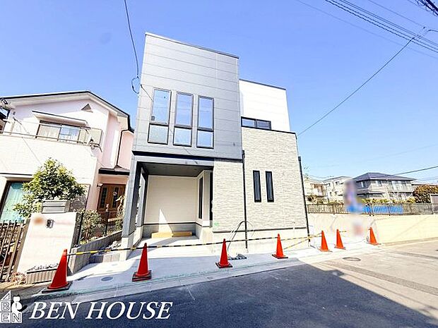 ビルドインガレージ・屋内に車をしまえるビルトインガレージは、愛車を大切にしたい方に最適。外観に溶け込むデザインで住宅の美観も守ります。