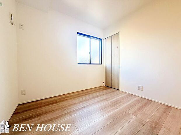 洋室・コンパクトながら動線が良く収納が工夫された洋室は、効率的なレイアウトで毎日の暮らしをすっきり整える設計です。