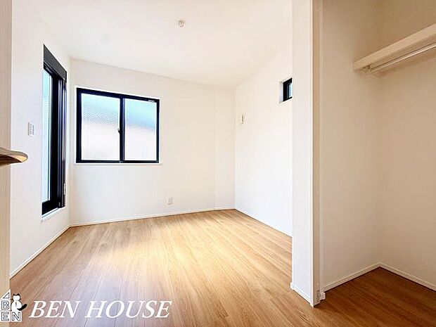 寝室・ゆとりある広さと落ち着いた色調の寝室は、十分な収納と窓からの柔らかな光で朝の支度も快適に、穏やかな眠りを誘う空間です。