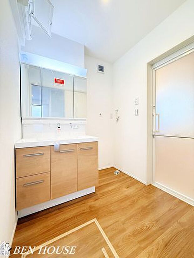 洗面台・朝の身支度や洗顔、手洗いを快適に行えるスペースで、収納も充実しており整理しやすく毎日の生活が便利になります。