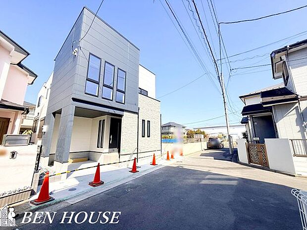 前面道路含む外観・落ち着いた住宅街に面する前面道路は通行量が少なく安心感があります。近隣に緑地や商業施設があり、穏やかな毎日を支えます。