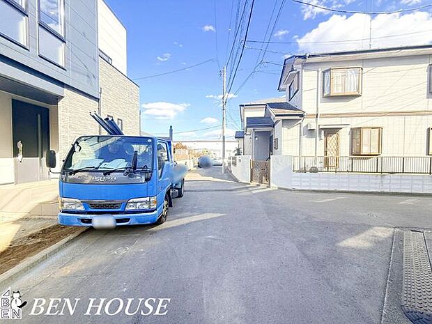 前面道路含む外観・ゆとりある前面道路に面した開放感溢れるお住まいです。見通しの良い前面道路でお車の駐車もしやすいです。