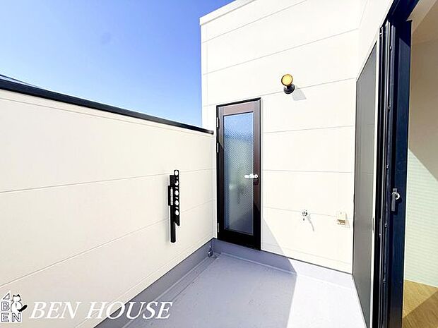 バルコニー・バルコニーからの景色は高い建物がなく開放感があります。陽当りも望めるので室内が明るく暖かな空間になりそうです。