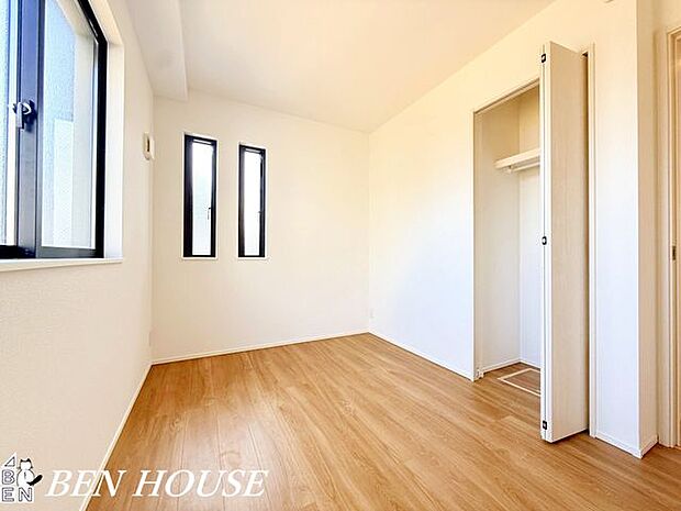 洋室・ワークスペースとしても活用できるゆったりとした洋室。自然光が届きやすく在宅ワークの集中環境としても快適です。