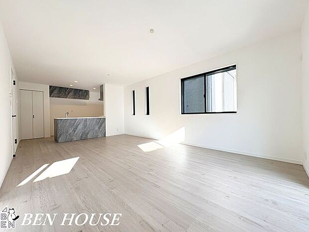 人気の対面キッチンを採用した広く開放的なＬＤＫ。ご家族が自然と顔を合わせる空間に。