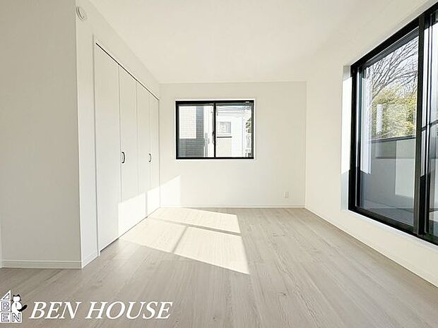 寝室・大型ベッドを置いても余裕のある広さです。お部屋の家具選びも楽しめそうですね。