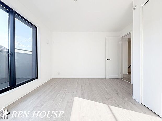 寝室・主寝室です。窓が大きく明るい広々とした主寝室のため、ご家族でゆっくりお休みになれますね。