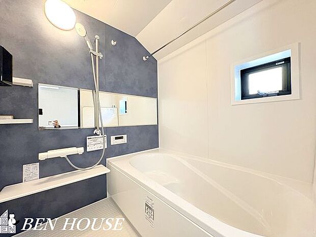 ・足を伸ばしてゆったりと入れる広々タイプのバスルーム。お子様との団らんの時間にもピッタリな空間です。雨の日のお洗濯に便利な浴室乾燥機完備で忙しいママをサポートします。