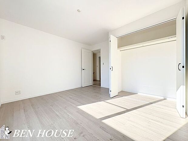 ・全居室にクローゼットがあるので、お部屋ごとに衣類などの収納ができ、室内がスッキリと片付きます・充実収納完備で余計な家具を置く必要がなく、お部屋を広くお使いになれます・是非ご確認ください