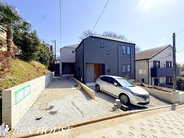 カースペース・自宅敷地内に車を停められる安心感があり、毎日の移動や買い物もスムーズに行える便利なカースペースです。