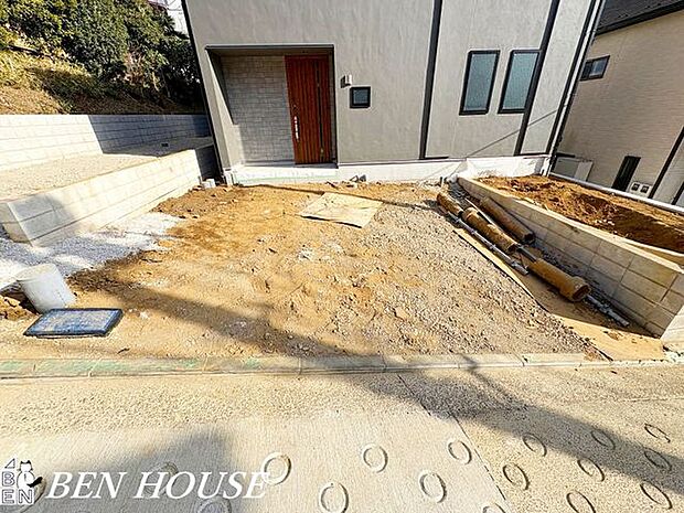 カースペース・自宅敷地内に車を停められる安心感があり、毎日の移動や買い物もスムーズに行える便利なカースペースです。