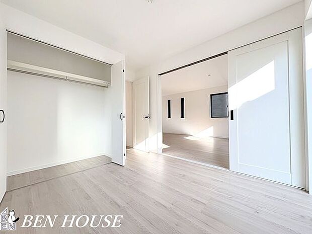 洋室・クローゼット付の洋室なので、収納家具を使わずお部屋を広く使うことが出来ます。