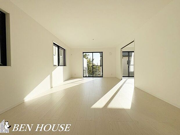 リビング・採光面の多い、リビングダイニングは、各方角から明るい陽ざしが差し込み、居心地の良い空間となっています。