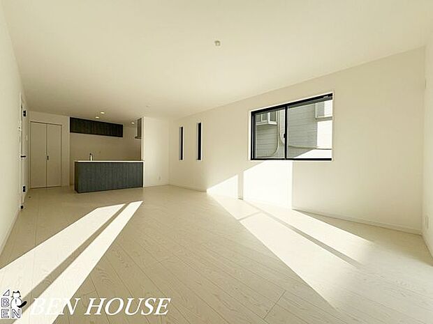 リビング・嬉しい対面式キッチン採用のリビング！白を基調とした内観で、スッキリ清潔感漂うお住まいに！