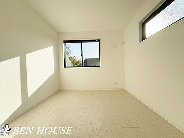 子供部屋・暖かい光がたっぷり差し込む室内は明るく、お子様の学習も捗りそうですね。