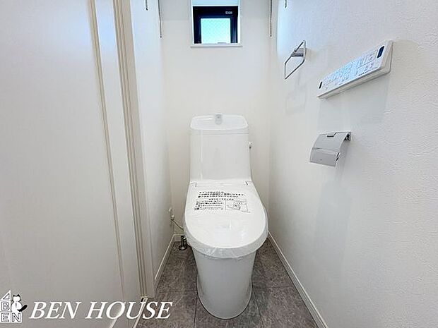 トイレ・2ヶ所に設置がございますので、朝の支度で込み合う時間もスムーズに準備ができます。温水洗浄便座仕様で清潔です。