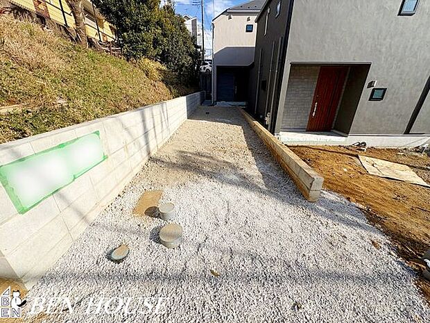 カースペース・自宅敷地内に車を停められる安心感があり、毎日の移動や買い物もスムーズに行える便利なカースペースです。