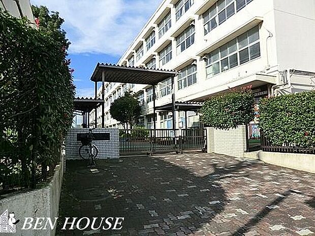 横浜市立新吉田小学校 徒歩10分。教育施設が近くに整い、子育て世帯も安心の住環境です。 760m