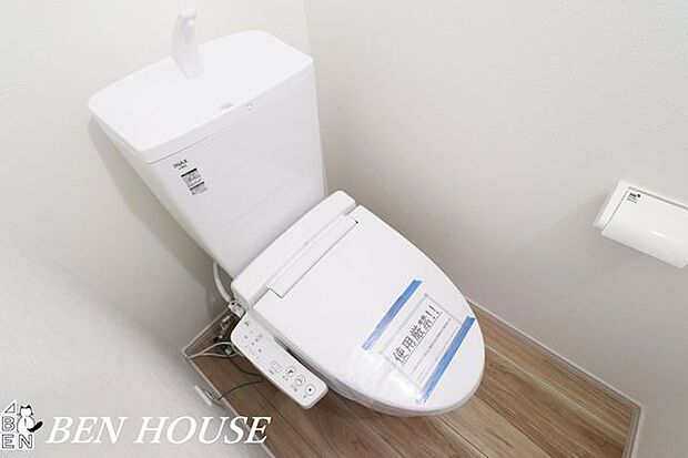 トイレ(同仕様参考写真)・シンプルで上質な仕上げのトイレは、清潔感のある室内照明と動線に配慮した配置が魅力。毎日のケアがしやすく快適に過ごせます。