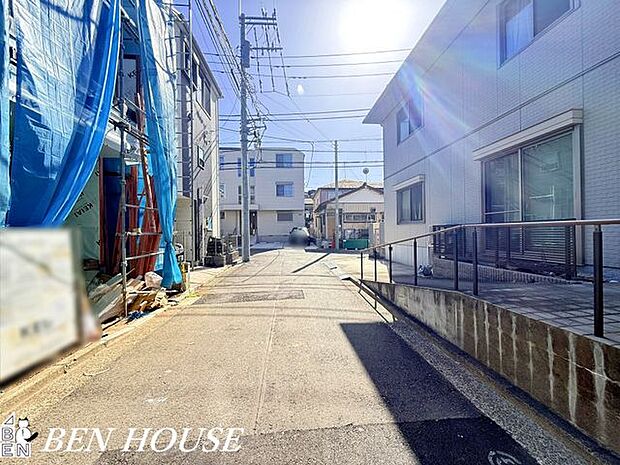 前面道路含む外観・前面道路は車の通りが少ない静かな通りで、窓を開けても心地よい静けさが保たれます。公園や学校が近く子育て世代にもおすすめです。