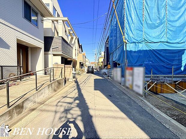 前面道路含む外観・前面道路は車の通りが少ない静かな通りで、窓を開けても心地よい静けさが保たれます。公園や学校が近く子育て世代にもおすすめです。