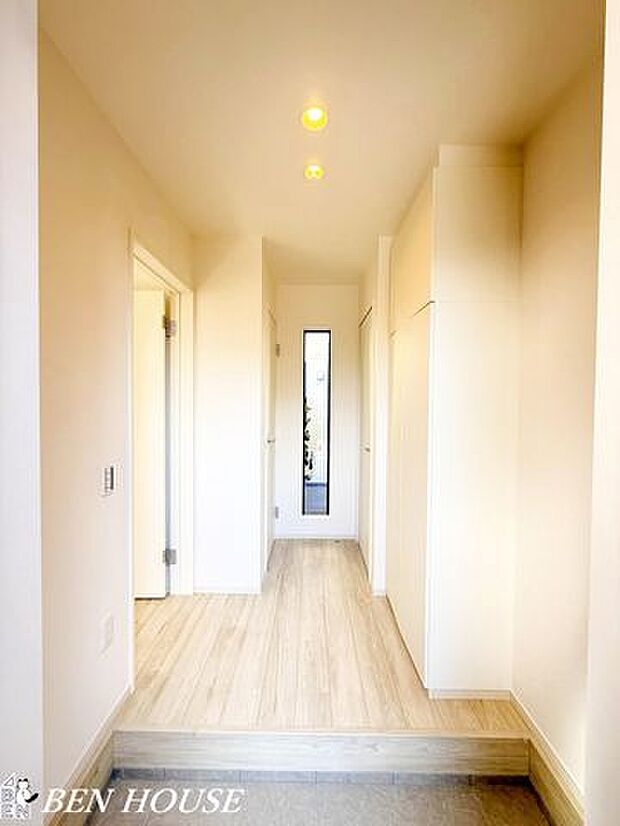 玄関・収納力のある下足入れのある玄関は、靴や外遊び用品の整理がしやすく家族の出入りが快適な設計です。