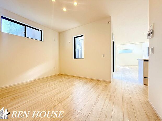 リビング・家族が自然と集まる対面仕様のリビング。家事動線や照明に配慮した設計で、日常の使い勝手が良くゆったりと寛げる居心地の良さがあります。