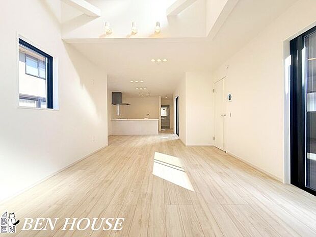 リビング・柔らかな空気を纏うリビングは、シンプルな設計が落ち着きを際立たせ、日常の時間を静かに受け止める穏やかな雰囲気です。