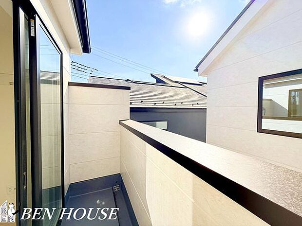 バルコニー・周囲の視線に配慮した目隠しプランを取り入れたバルコニーで、プライベート感を保ちながらも家庭菜園やリラックスタイムを楽しめます。