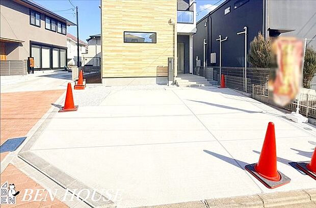 カースペース・2台分のカースペース付き。日常的に車を使う方やバイクをお持ちの方、来客の多い方も安心です。