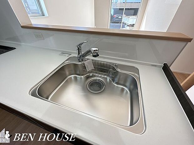 キッチン水栓(同仕様参考写真)・見た目もスッキリな浄水器内蔵水栓のキッチンです。いつでも浄水されたお水を飲むことができます！