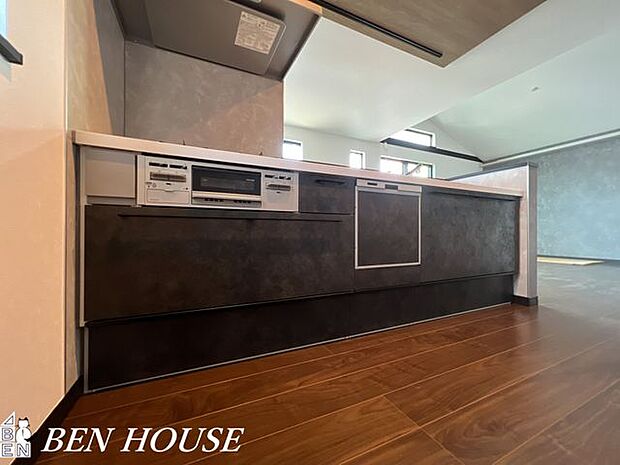 キッチン(同仕様参考写真)・広々としたキッチンは効率よくお料理が出来ます。家族でお料理も楽しめそうです。