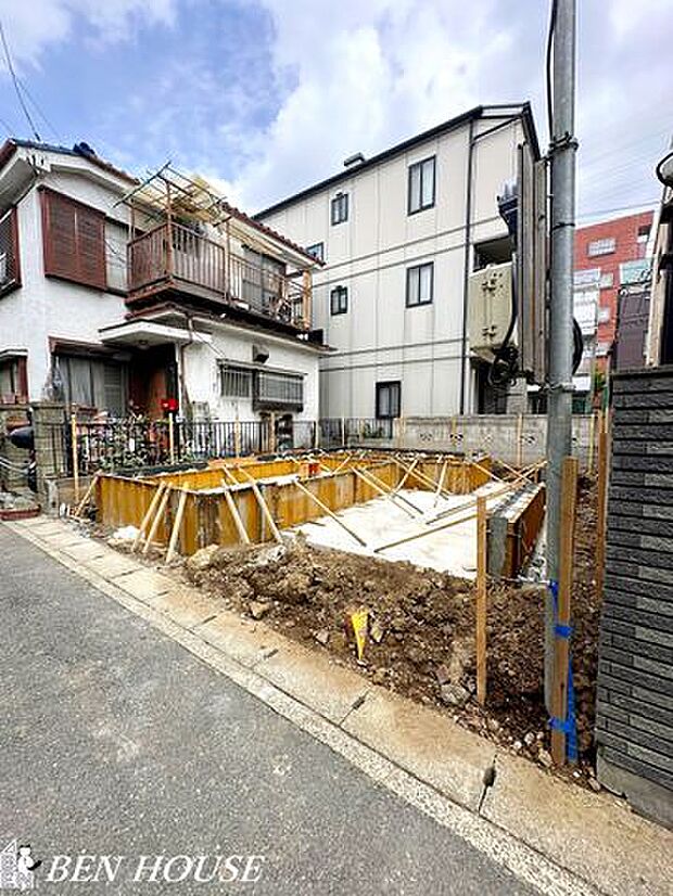 外観・住民同士の距離感が心地よいエリアで、日常の安心感が続きます。車通りが少なく、落ち着いた住宅街に位置しています。