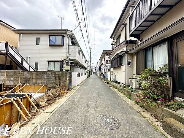 前面道路含む外観・前面道路は幅員がゆったりとした静かな通り。周辺に公園や買い物施設が揃い、子育てや日常使いに便利で落ち着いた暮らしが叶います。